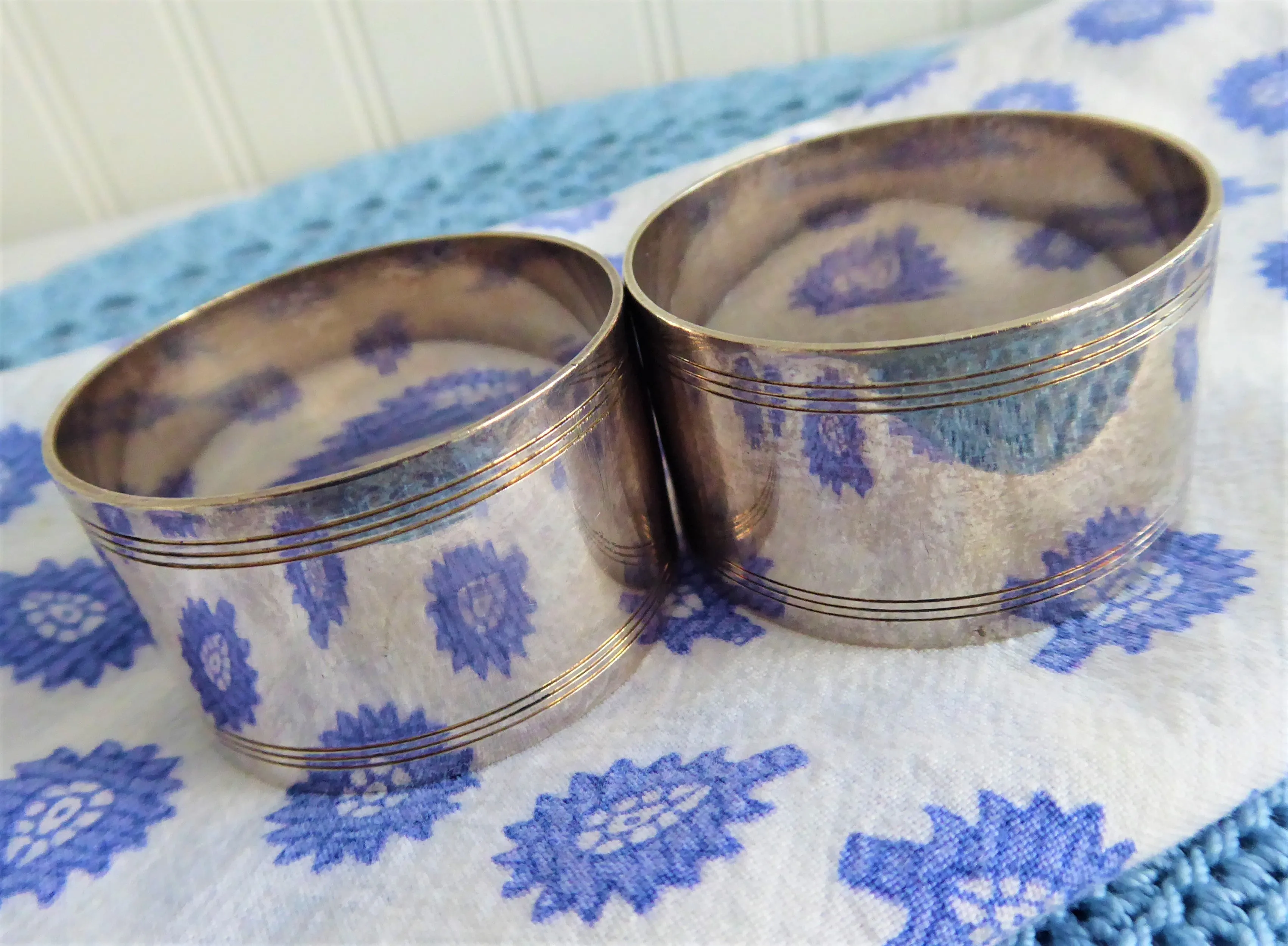 Napkin Ring Pair 1930s England Silver Plate Machine Engraved A1 Plate