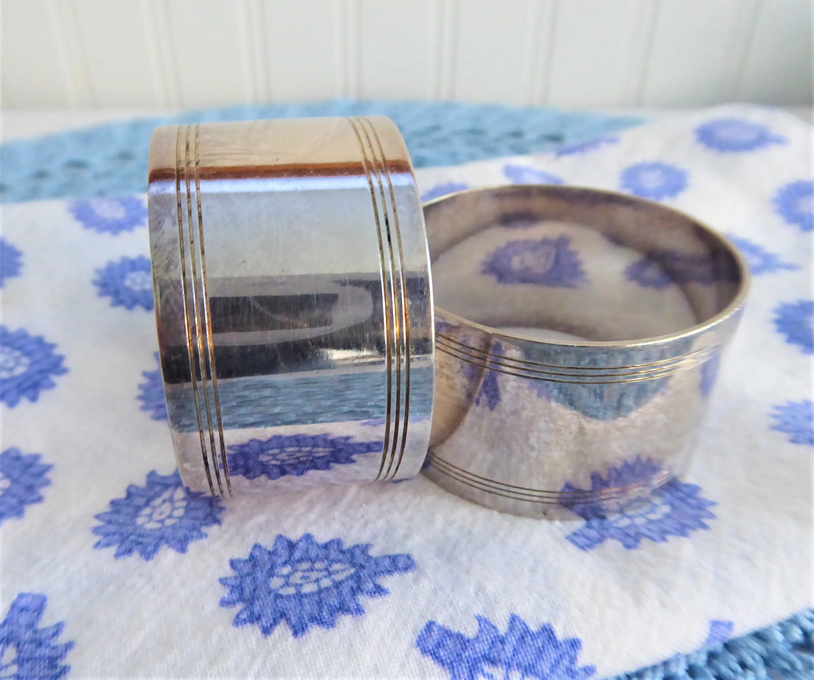 Napkin Ring Pair 1930s England Silver Plate Machine Engraved A1 Plate